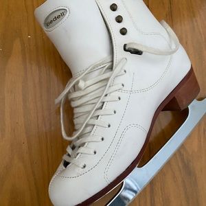 RIDELL ICE FIGURE SKATES! Amazing condition!